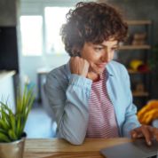Frau surft an ihrem Laptop Frau surft an ihrem Laptop